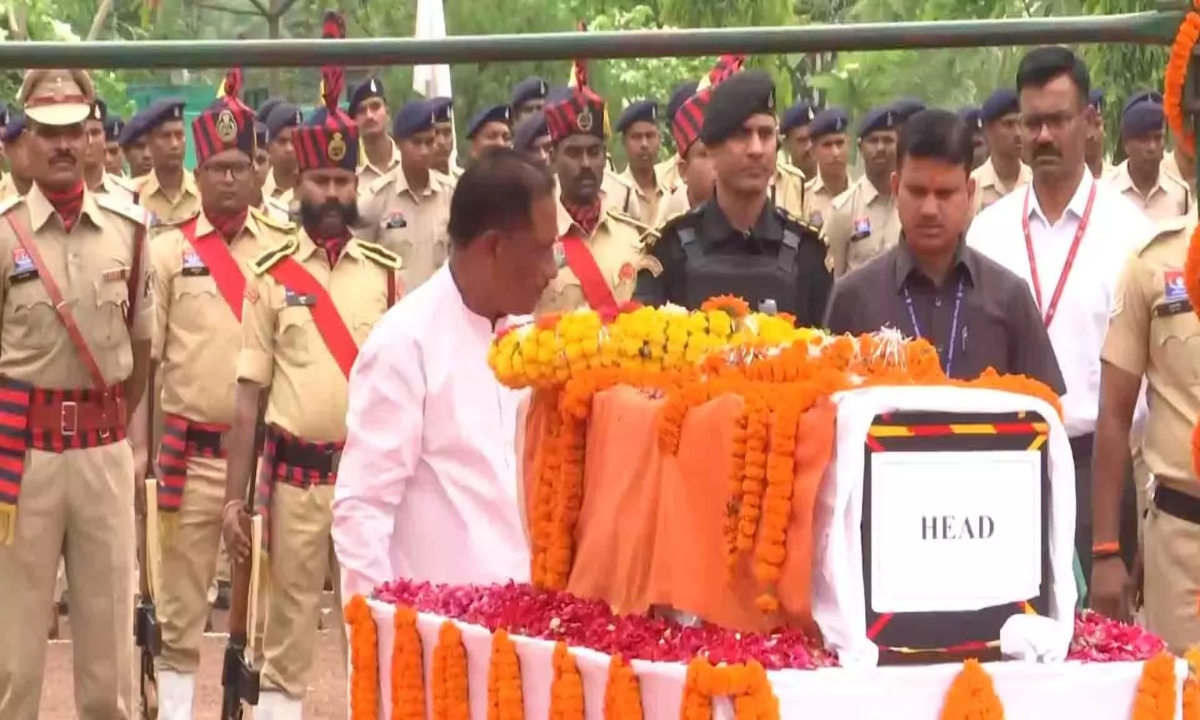 CM साय ने माना पुलिस बटालियन में शहीद ASP को श्रद्धांजलि दी