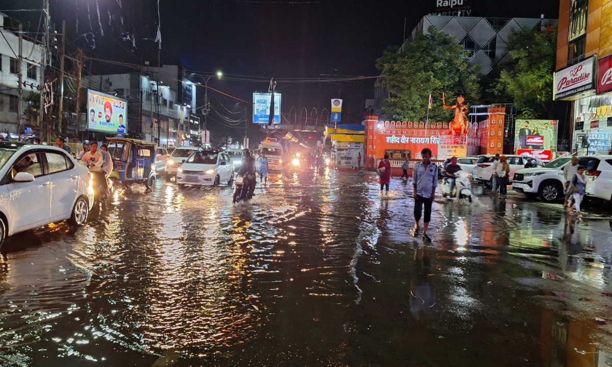 छत्तीसगढ़ के 9 जिलों में बिजली गिरने का अलर्ट, रायपुर में आधे घंटे की बारिश से सड़कें बनी तालाब
