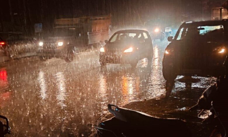 अंधड़ और बारिश से रायपुर अस्त-व्यस्त, 100 से अधिक कॉलोनियां घंटों अंधेरे में डूबीं