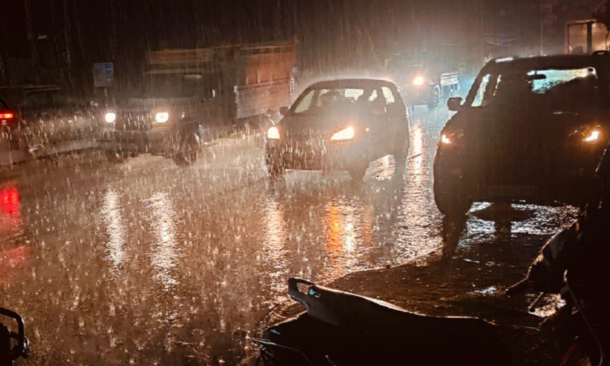 अंधड़ और बारिश से रायपुर अस्त-व्यस्त, 100 से अधिक कॉलोनियां घंटों अंधेरे में डूबीं