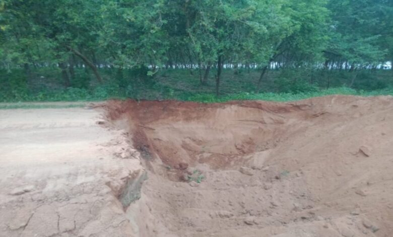 अवैध रेत उत्खनन पर गरियाबंद प्रशासन की बड़ी कार्रवाई, घाट तक जाने वाले रास्ते सील