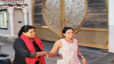 Journalists who went to cover the house of moneylender Tomar were mistreated, cameras were broken; Shubhra Tomar and a female lawyer were taken into custody