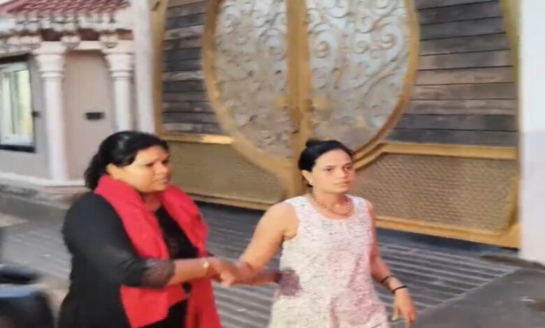 Journalists who went to cover the house of moneylender Tomar were mistreated, cameras were broken; Shubhra Tomar and a female lawyer were taken into custody