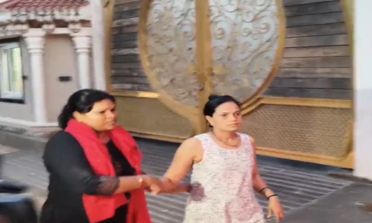Journalists who went to cover the house of moneylender Tomar were mistreated, cameras were broken; Shubhra Tomar and a female lawyer were taken into custody