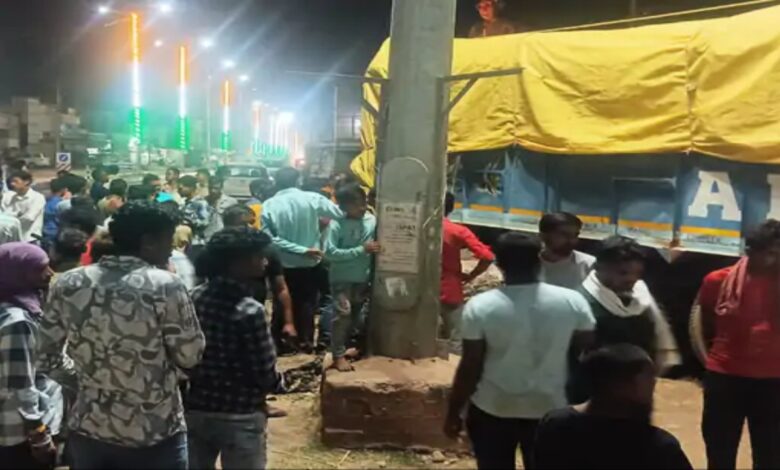 तेज रफ्तार ट्रक ने मारी साइकिल को टक्कर, दुकान के सामने बोरिंग से टकराकर रुका, बड़ा हादसा टला