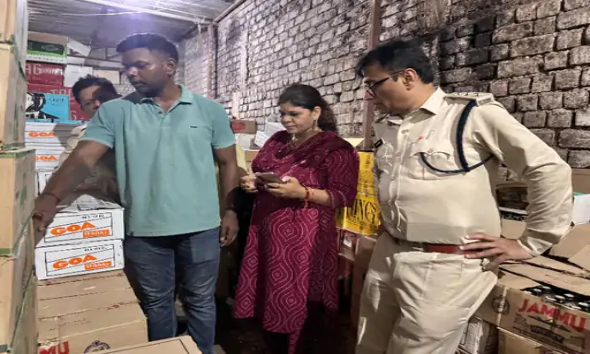 रायपुर में शराब दुकान से 229 पेटी मिलावटी शराब जब्त, जांच जारी