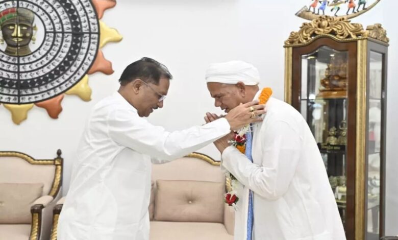 CM विष्णुदेव साय से मिले रविशंकर महाराज, किया सम्मान