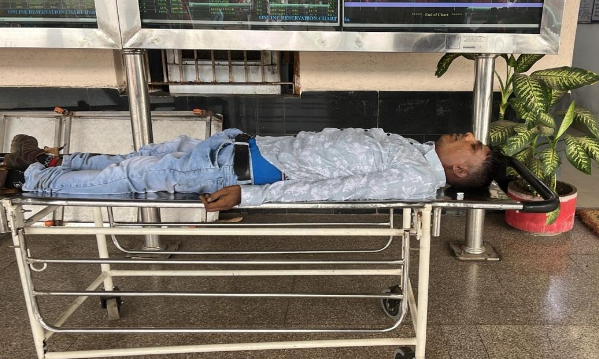 A young man had a heart attack in Jan Shatabdi Express, his body remained at the station for 3 hours