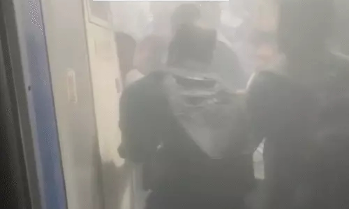 Fire breaks out in a passenger train coach in Pune, passengers safe