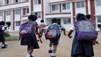 छत्तीसगढ़ में आज से स्कूलों की रौनक लौटी, बच्चों का तिलक व मिठाई से स्वागत