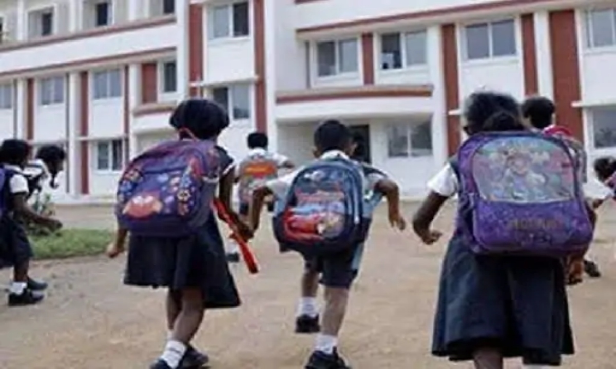 छत्तीसगढ़ में आज से स्कूलों की रौनक लौटी, बच्चों का तिलक व मिठाई से स्वागत