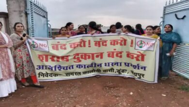 डुंडा में स्कूल और कॉलोनियों के बीच शराब दुकान खुलने पर बवाल, रहवासी धरने पर बैठे