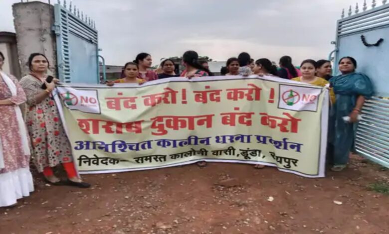 डुंडा में स्कूल और कॉलोनियों के बीच शराब दुकान खुलने पर बवाल, रहवासी धरने पर बैठे