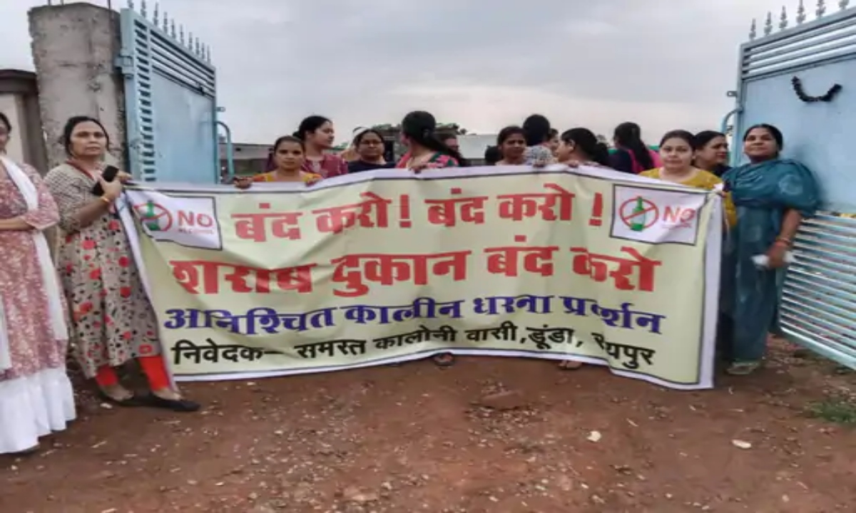 डुंडा में स्कूल और कॉलोनियों के बीच शराब दुकान खुलने पर बवाल, रहवासी धरने पर बैठे