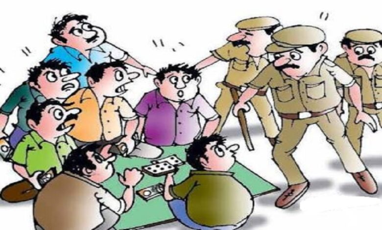 जुआ खेलते 18 लोग गिरफ्तार, 10.82 लाख रुपए कैश और 20 मोबाइल जब्त