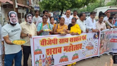 कांग्रेस का अनोखा प्रदर्शन: CM का मुखौटा पहनकर शराबियों की आरती, बांटा चखना और मनाया ‘शराब महोत्सव’