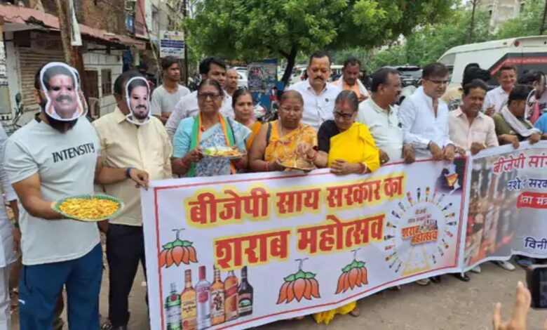 कांग्रेस का अनोखा प्रदर्शन: CM का मुखौटा पहनकर शराबियों की आरती, बांटा चखना और मनाया ‘शराब महोत्सव’