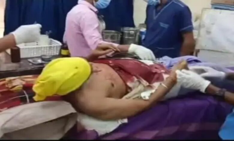बेटे ने दिव्यांग पिता पर किए 15 चाकू वार, CCTV में कैद हुई दर्दनाक घटना