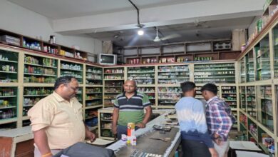 खाद दुकानों पर प्रशासन की सख्त कार्रवाई, दो दुकानों की बिक्री पर रोक, तीन को नोटिस