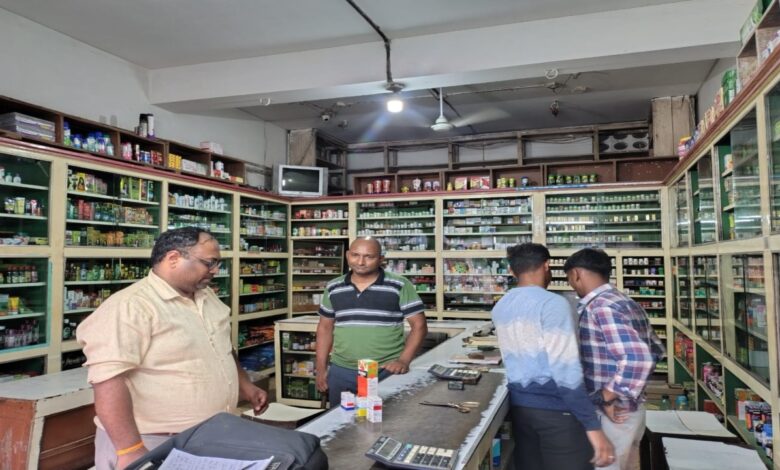 खाद दुकानों पर प्रशासन की सख्त कार्रवाई, दो दुकानों की बिक्री पर रोक, तीन को नोटिस