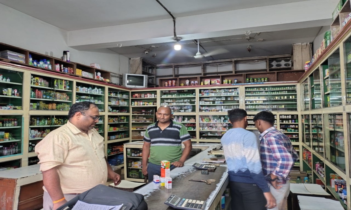 खाद दुकानों पर प्रशासन की सख्त कार्रवाई, दो दुकानों की बिक्री पर रोक, तीन को नोटिस