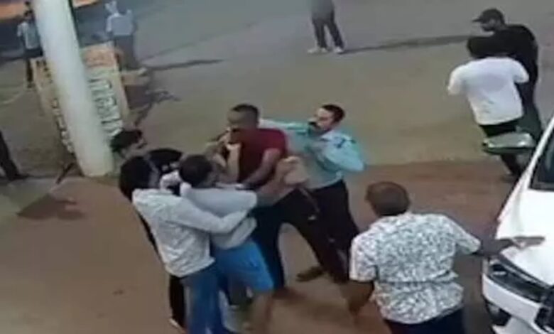 अस्पताल में विधायक प्रतिनिधि से मारपीट, लात-घूंसों और चप्पलों से किया हमला