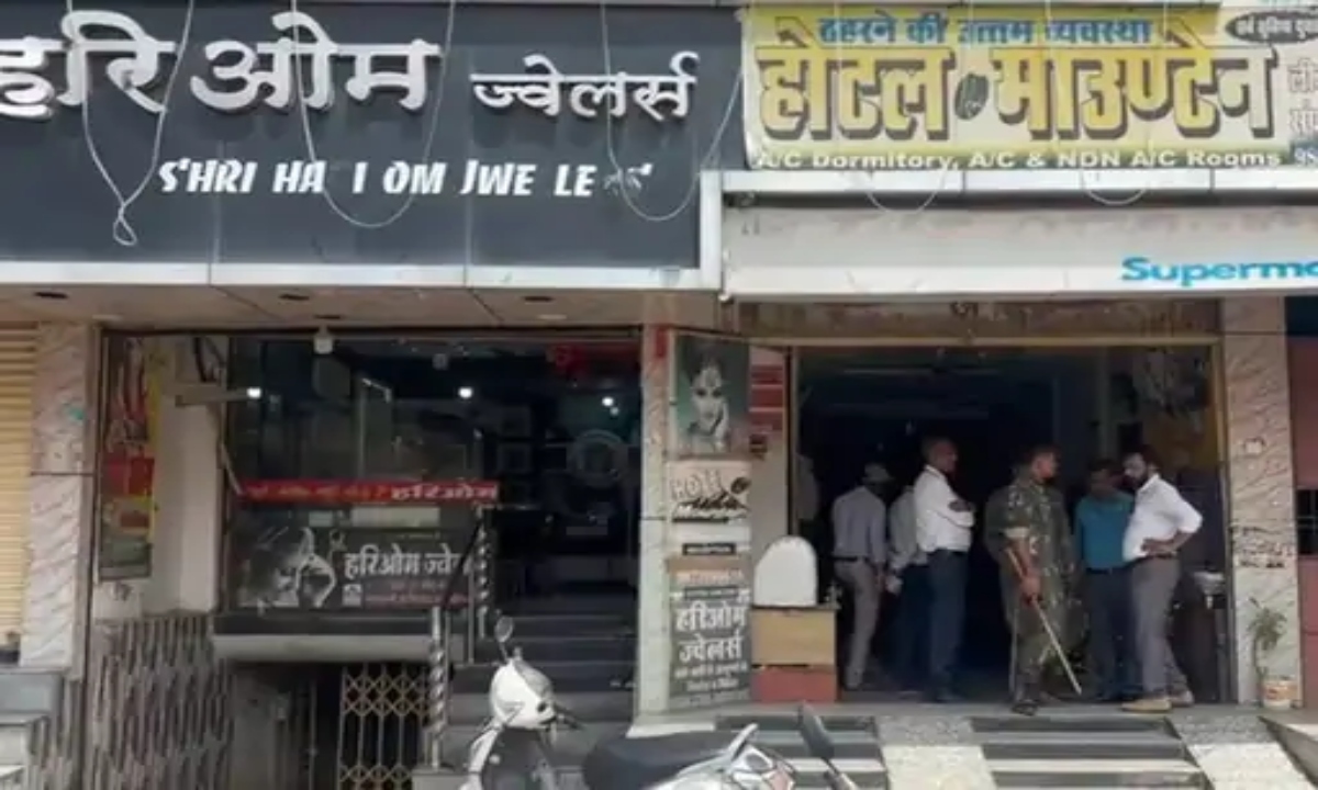 अंबिकापुर में लोन नहीं पटाने पर होटल और ज्वेलरी शॉप सील