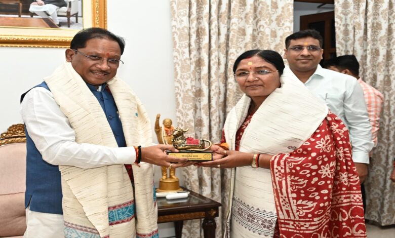 सीएम साय से केंद्रीय राज्य मंत्री सावित्री ठाकुर की सौजन्य मुलाकात, महिलाओं से संबंधित योजनाओं पर की चर्चा