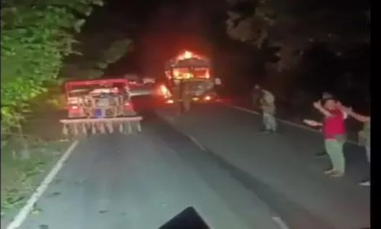नेशनल हाईवे पर नक्सली वारदात, ट्रक को किया आग के हवाले