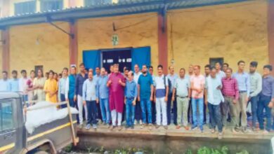 पाठ्यपुस्तक डिपो में निजी स्कूल शिक्षकों का हंगामा
