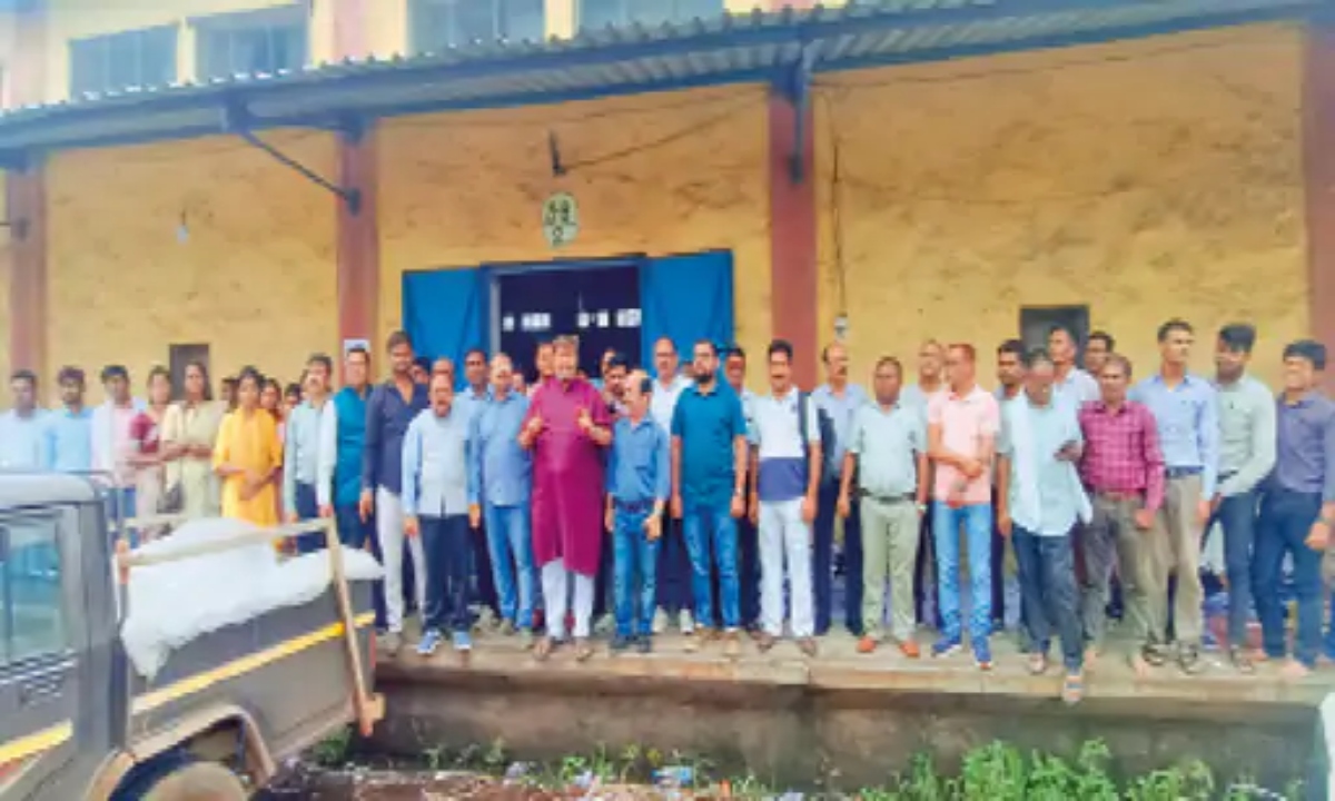 पाठ्यपुस्तक डिपो में निजी स्कूल शिक्षकों का हंगामा