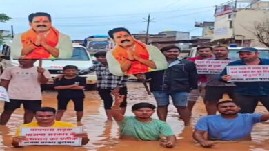 कवर्धा-रायपुर बाईपास की खस्ताहाल सड़क पर अनोखा प्रदर्शन, गड्ढों में बैठकर जताया विरोध