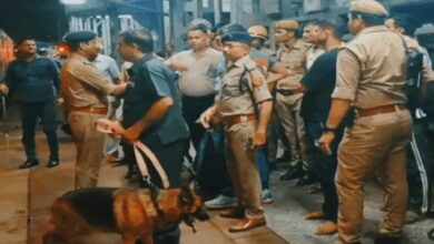 बम की अफवाह से मची हड़कंप, 400 KM तक खतरे में रही ट्रेन, 1700 यात्रियों को झांसी में उतारकर जांच