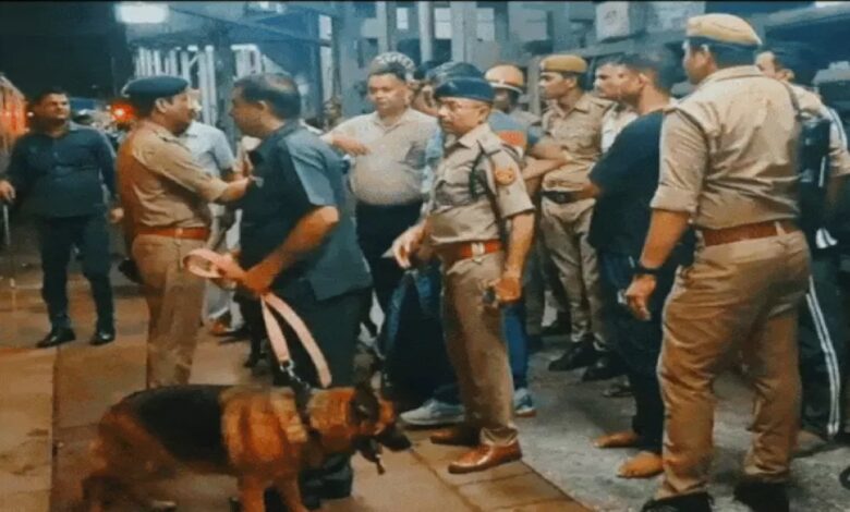 बम की अफवाह से मची हड़कंप, 400 KM तक खतरे में रही ट्रेन, 1700 यात्रियों को झांसी में उतारकर जांच