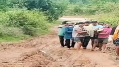 Drains overflowed due to rain in Paralkot, due to lack of bridge, the old man was carried on the shoulders and the river was crossed, watch the video...