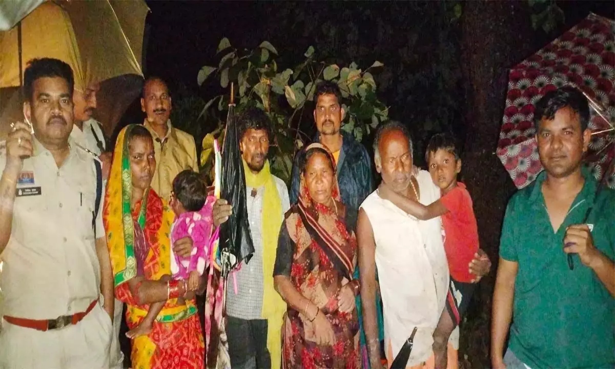 कोरबा में बाढ़: खेत में फंसे 17 ग्रामीणों की जान बचाई गई, 10 घंटे चला रेस्क्यू