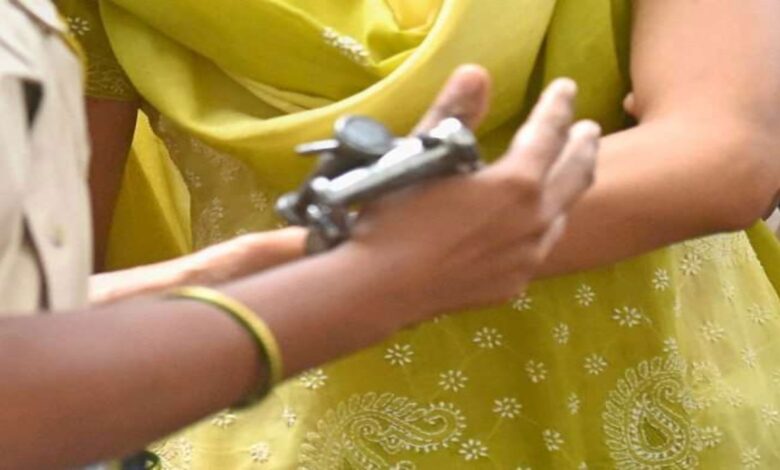 Female smuggler arrested with foreign liquor in Jashpur, sent to jail on judicial remand