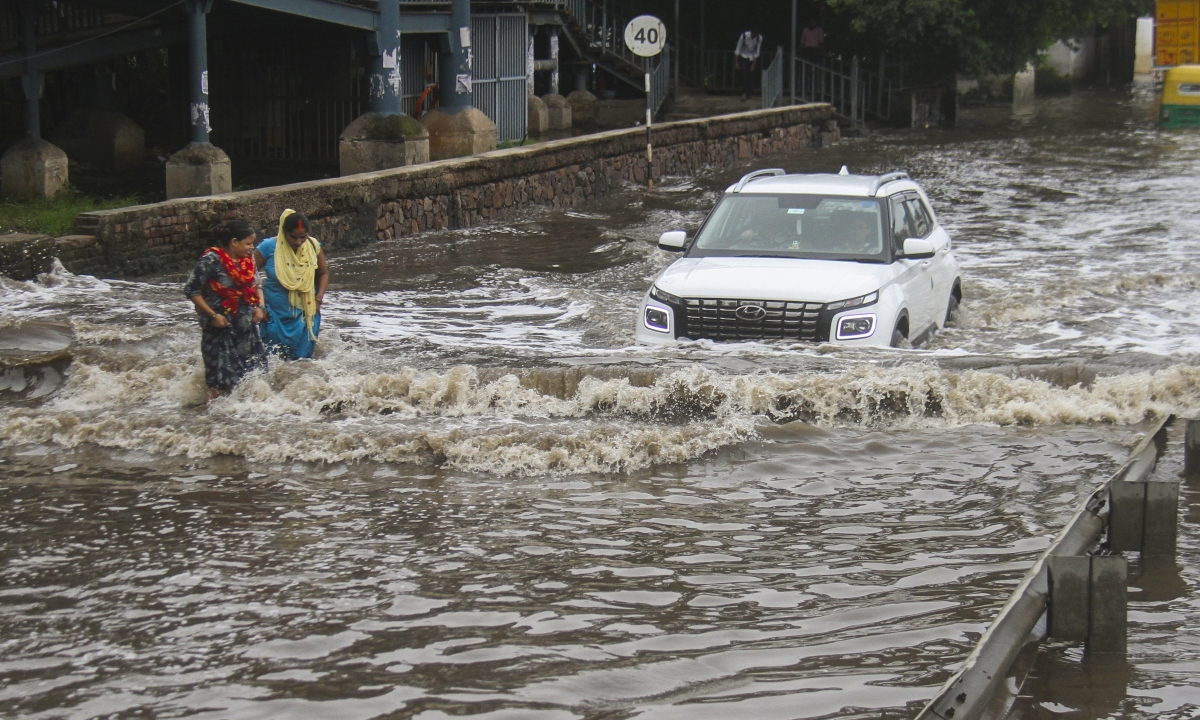 Heavy rain wreaks havoc: Flights diverted in Delhi, flood-like situation in Gurugram; 6 children died in MP-Haryana