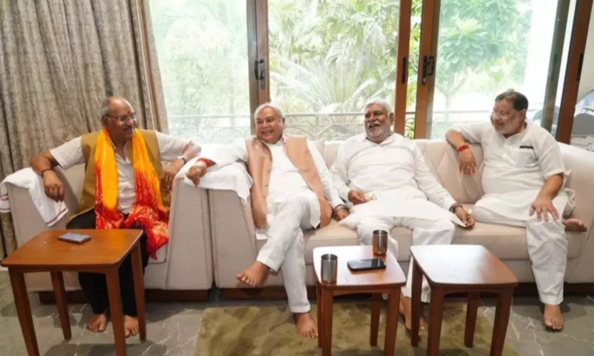 बीजेपी नेता नरेंद्र सिंह तोमर पहुंचे बृजमोहन अग्रवाल के निवास