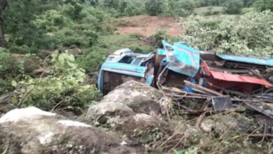 कवर्धा में बोर गाड़ी खाई में गिरी, 4 की मौत; डोंगरगढ़ में चट्टान गिरने से दहशत