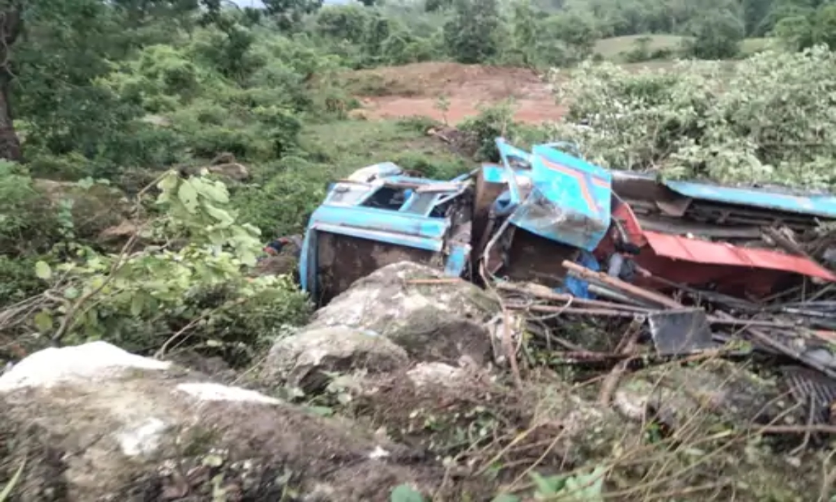 कवर्धा में बोर गाड़ी खाई में गिरी, 4 की मौत; डोंगरगढ़ में चट्टान गिरने से दहशत