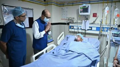 घायल CRPF जवानों से राज्यपाल रमेन डेका ने की मुलाकात