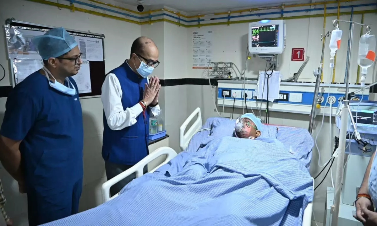 घायल CRPF जवानों से राज्यपाल रमेन डेका ने की मुलाकात
