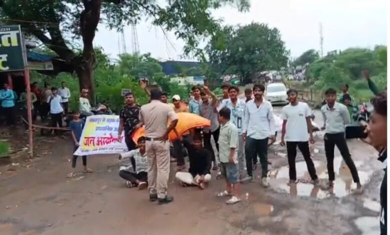 Angry villagers stopped the convoy of the Union Minister due to bad roads, High Court sought a reply from PWD