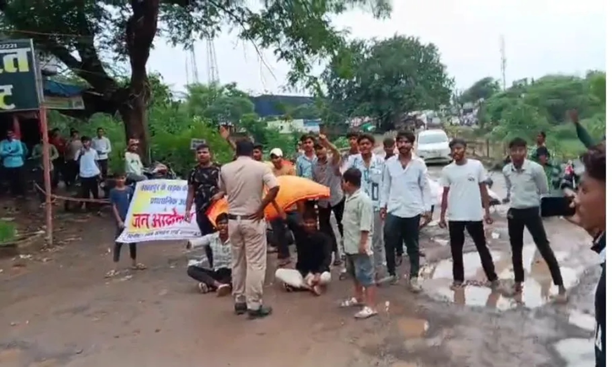 Angry villagers stopped the convoy of the Union Minister due to bad roads, High Court sought a reply from PWD