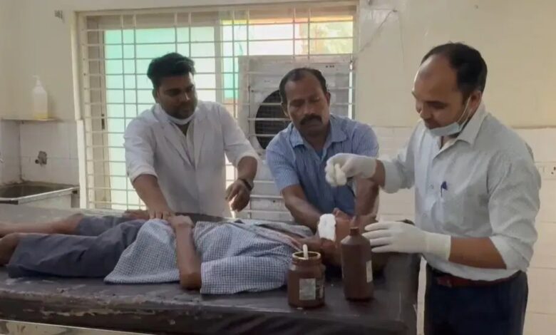 स्कूल छुट्टी के दौरान खूनी संघर्ष, 7वीं के छात्र ने ब्लेड से किया हमला; स्कूल प्रबंधन को बन रहा अंजान