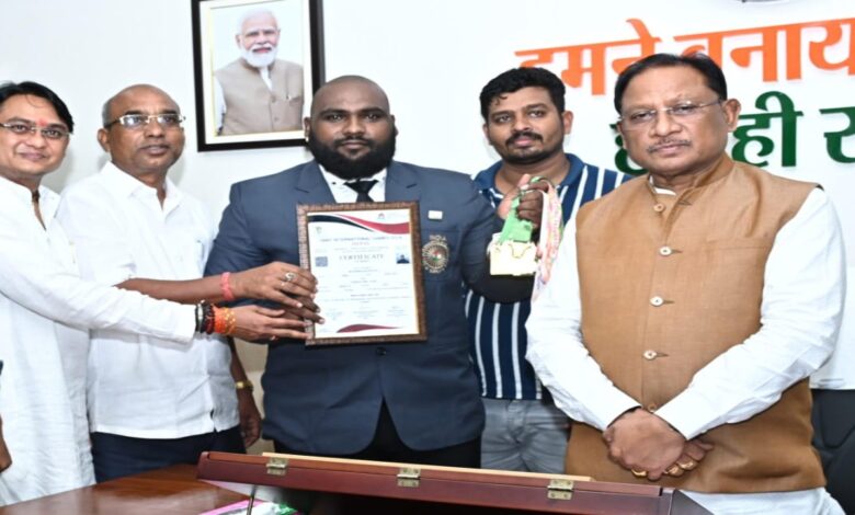 Prem Rajan Rautia of Chhattisgarh won gold medal in International Powerlifting, met Chief Minister