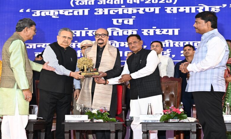 Rise above politics and give priority to public interest, honour outstanding MLAs and journalists in the Assembly