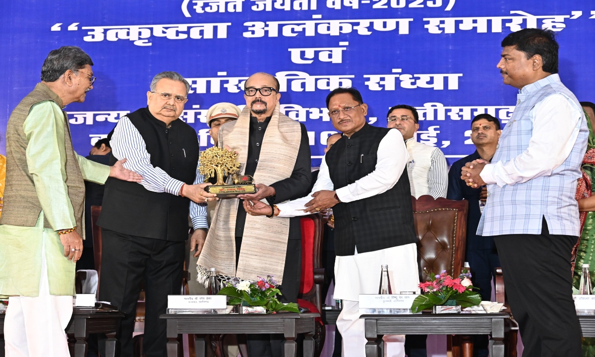 Rise above politics and give priority to public interest, honour outstanding MLAs and journalists in the Assembly