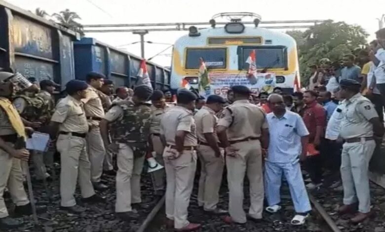 ओडिशा स्टूडेंट डेथ केस: विपक्ष का जोरदार प्रदर्शन ट्रेन रोकी, हाईवे पर टायर जलाए; दुकानें बंद